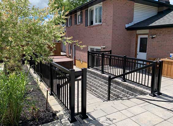 Aluminum-Railings-With-Bars