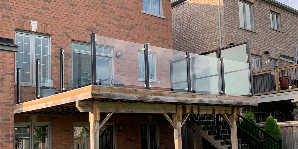 Semi-Aluminum-Glass-Railings-in-Toronto