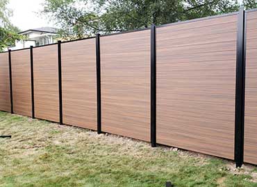 Woodgrain-Vinyl-Fencing