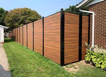 Woodgrain-Vinyl-Fencing